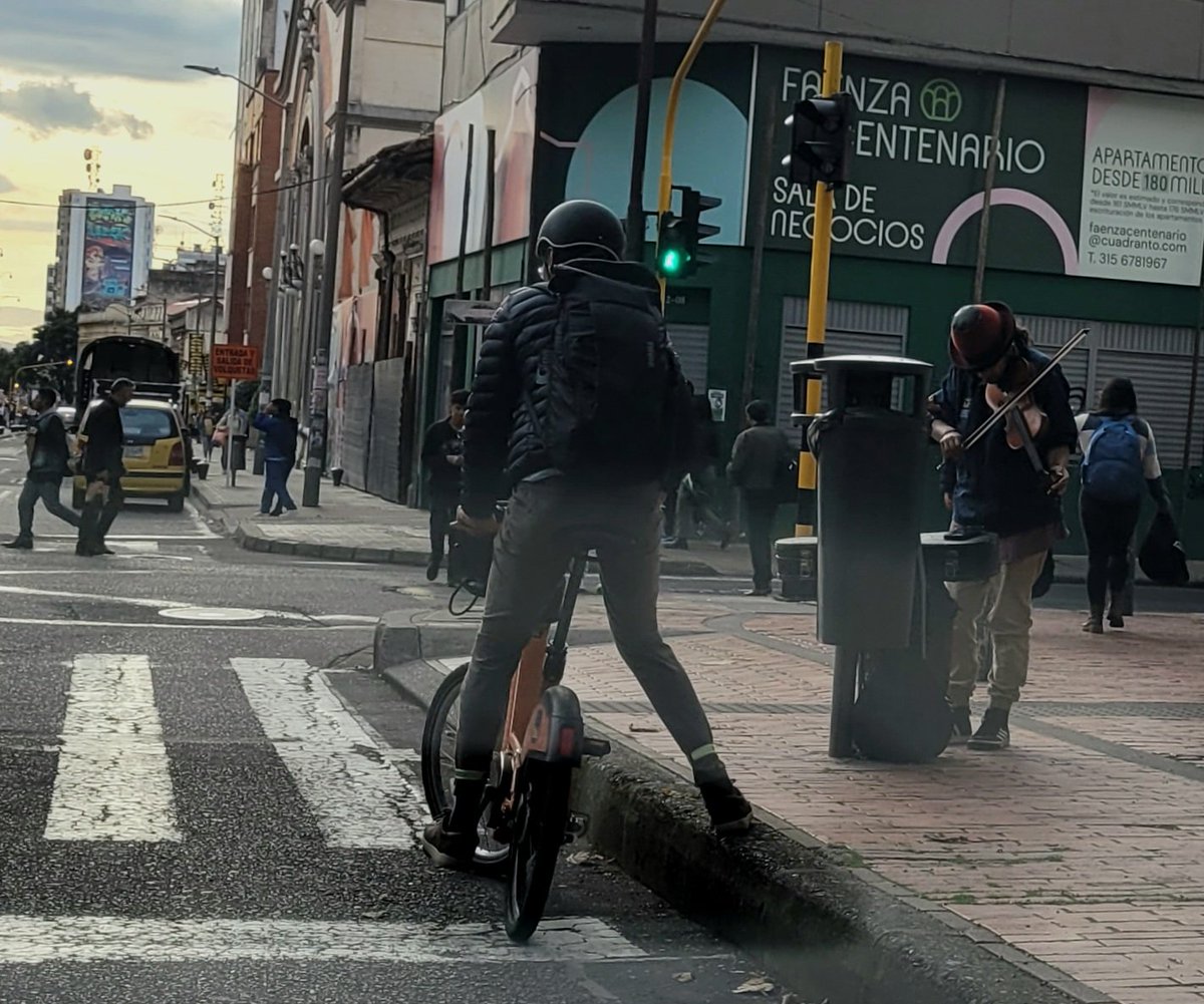 alejandroangel's tweet photo. Uno va en su bicicleta de vuelta a casa, el otro afina su violín despreocupado, cada uno con su propio afán...
Cae otro día en Bacatá.
#Microvidas #Bogotá https://t.co/FSnpvT86p1