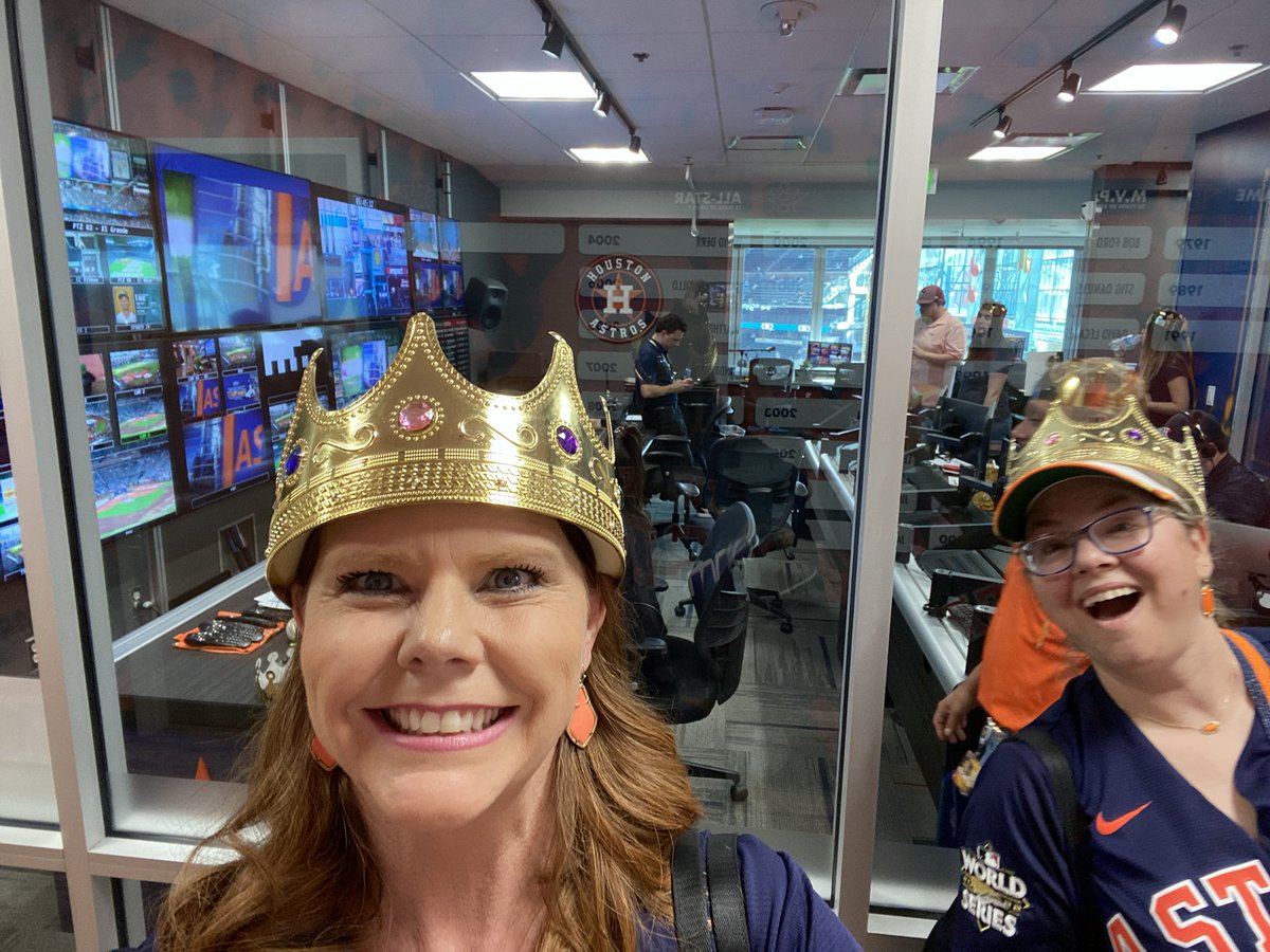 CSPMachine's tweet image. We got to visit Mission Control today! What an incredible experience! Bob Ford was amazing and the whole crew welcomed us with open arms!!! 
@RockinnRR 

We are giving away 600 crowns in section 153, 154 and 155! Let’s bling out right field!

#tuckercrowncraze
