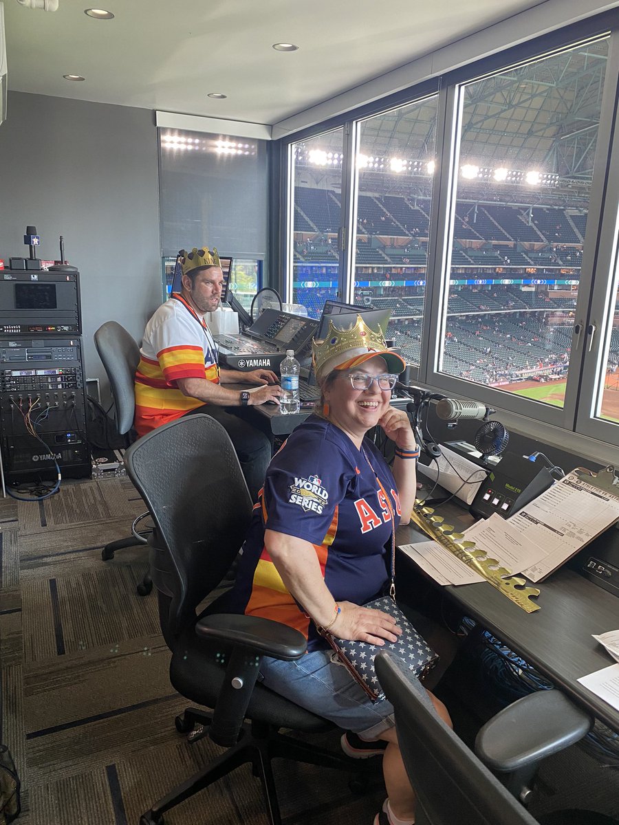 CSPMachine's tweet image. We got to visit Mission Control today! What an incredible experience! Bob Ford was amazing and the whole crew welcomed us with open arms!!! 
@RockinnRR 

We are giving away 600 crowns in section 153, 154 and 155! Let’s bling out right field!

#tuckercrowncraze