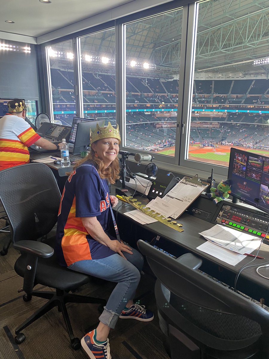 CSPMachine's tweet image. We got to visit Mission Control today! What an incredible experience! Bob Ford was amazing and the whole crew welcomed us with open arms!!! 
@RockinnRR 

We are giving away 600 crowns in section 153, 154 and 155! Let’s bling out right field!

#tuckercrowncraze