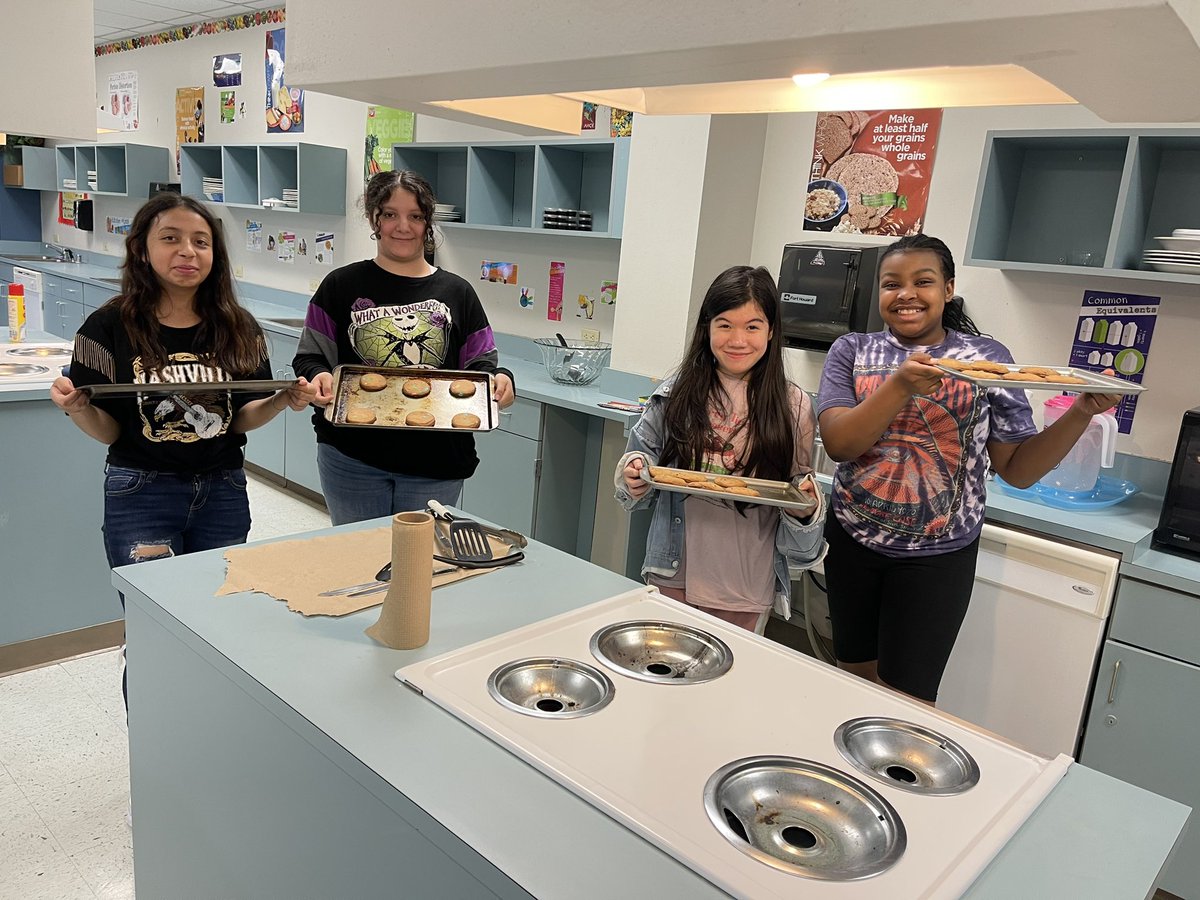 MissMarsh124's tweet photo. My great day cont’d when my 6th period finished @sharongflake Begging for change, they read the first two novels of the series this spring and loved ‘em! We baked cookies and read the last 3 chapters! #smartstudents #readers #7thgrade #teacherlife @kara_miller3 thank u @mrskmcp https://t.co/pipITyPPxK