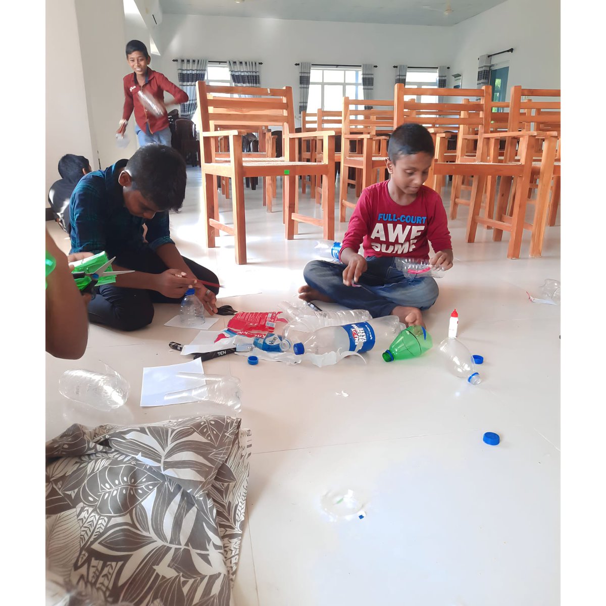 BiomeOcean's tweet photo. 🐬 Dive into the ocean of knowledge! Our education session highlighted the detrimental impact of plastic waste on marine conservation in Sri Lanka. Let's keep our oceans clean for the sake of all marine creatures. 💙 #PlasticAwareness #MarineConservation #CleanOceans https://t.co/cls5biTASG