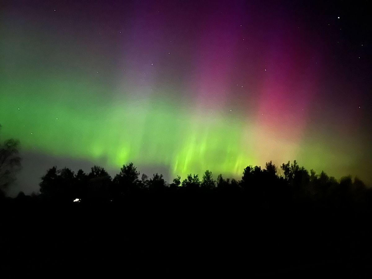 WCCO's tweet photo. Check out this photo Elizabeth Christy captured of the northern lights near Hinckley. ✨ Submit your own photos at https://t.co/XryTrhxpCz https://t.co/bpXg6JK7zb