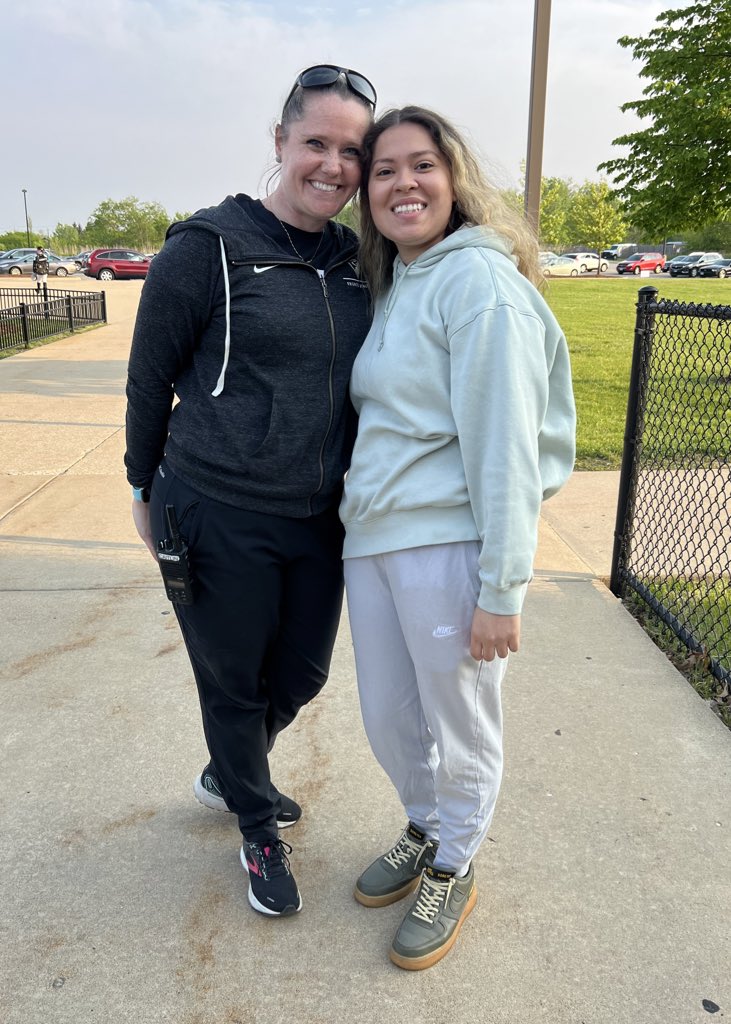 GNHS_ATC's tweet photo. Loved seeing this former athlete and student who stopped by while in town from Oregon!!! It means the world that she came by! Thank you @xamaryx ! And of course, GO DUCKS!!!! #proudAT #GoDucks #somanysmiles https://t.co/RSf2wWGcGe