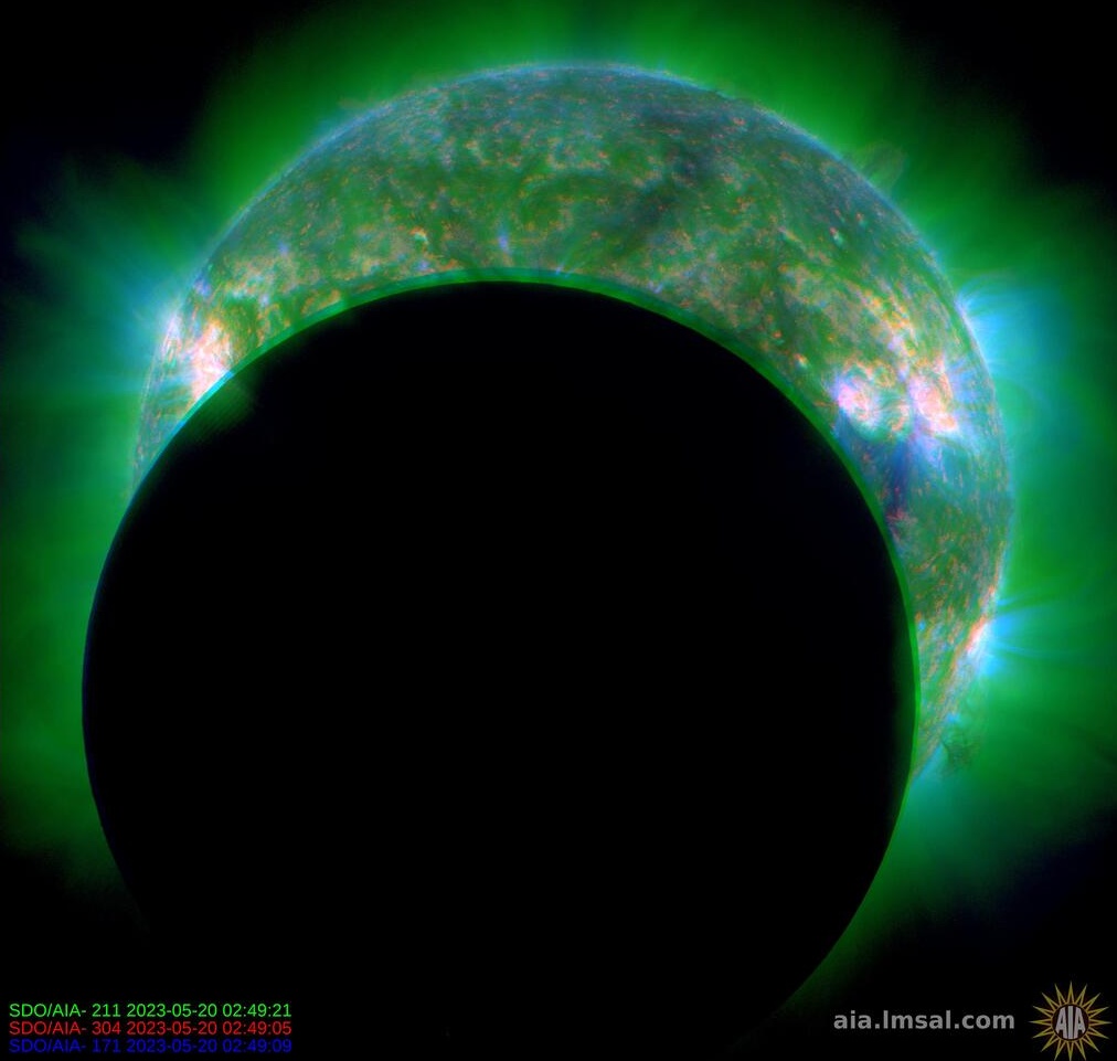 cosmos4u's tweet image. Yay, there was a deep #SolarEclipse for the #SolarDynamicsObservatory around 2:45 UTC or 1 1/2 hours ago: with the tool sdo.gsfc.nasa.gov/data/aiahmi/ you can generate movies from AIA and HMI images, and the #EUV camera AIA caught the eclipse well while the HMI had only one hit.