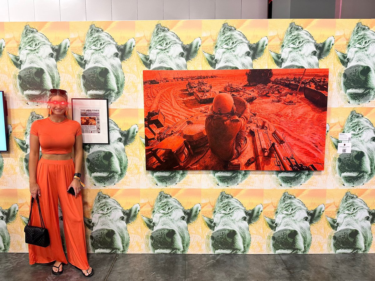 TaylorKek's tweet image. What a piece! @PepenardoStudio never ceases to impress and amaze at #BitcoinMiami so fortunate to have seen this IRL 🥺🧡💊