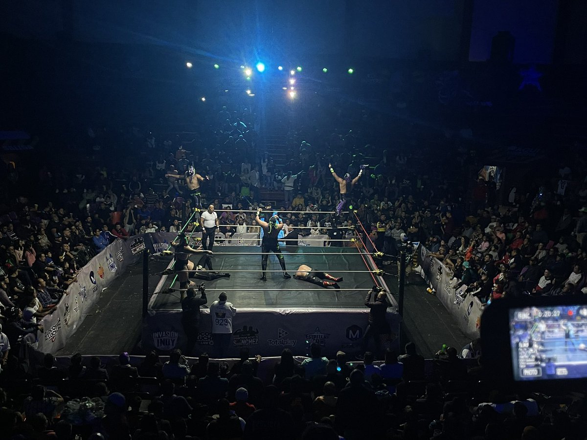 mas_lucha's tweet photo. Invasión Indy | Producciones Sánchez | Psycho Producciones: Después de una serie de foules e ilegalidades, la lucha entre La Pandemia y El Sacrificio (Mexica, Olmeca y Rey Kukulcán) termina en empate.
Al final hay retos para otra revancha.
#ConsejoDeAmigos https://t.co/7yoIGg15BO