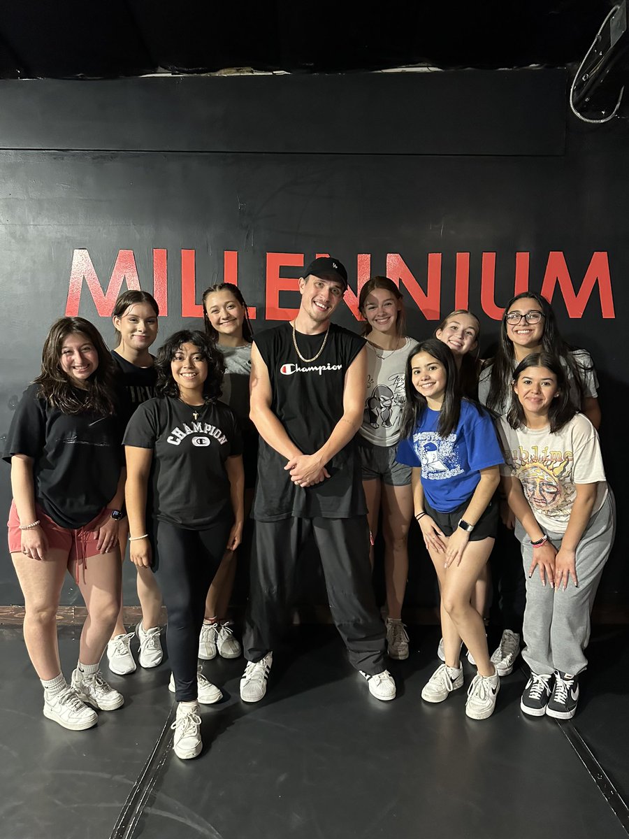 Nat_belle24's tweet photo. Today i took a hip hop class with @DanceMillennium while we are in Cali for Trooperetts!
I had so much fun!
@Prep1USA 
#hiphopdance 
#LosAngeles 
#trooperetts 
#eastwoodhighschool https://t.co/OXJQvzyOSR