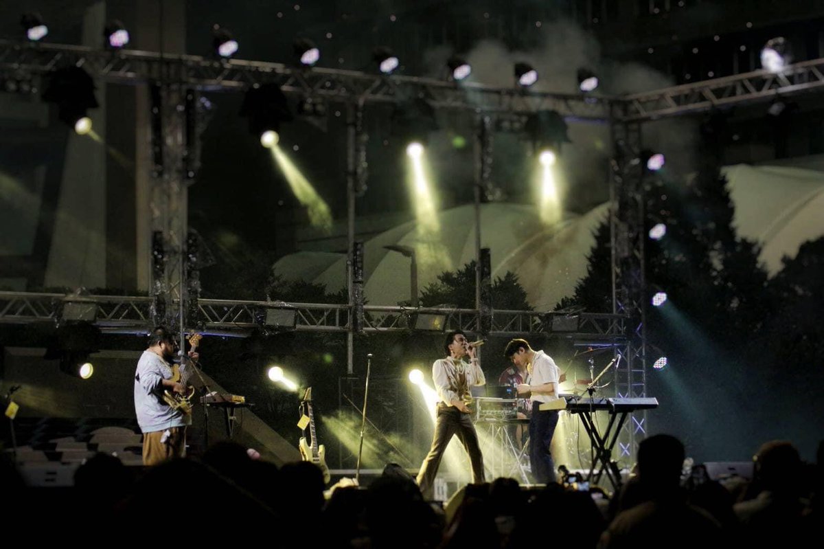 AllNews_th's tweet photo. UTCC เล่นใหญ่จัดงานดนตรี #BloomAfterRainConcert ผลงานธีสิสอีเว้นท์โดยนักศึกษา ตอกย้ำความเป็นผู้นำ เรียนจริง ทำงานได้จริง
🔗 https://t.co/Iyp0eo6852
#POLYCAT #Mirrr #YourMOOD #EVENTUTCC #เด็กหัวการค้า #UTCC #UTCCFamily #ครอบครัวเด็กหัวการค้า #DEK66 #DEK67 https://t.co/J9IT4kXd0B