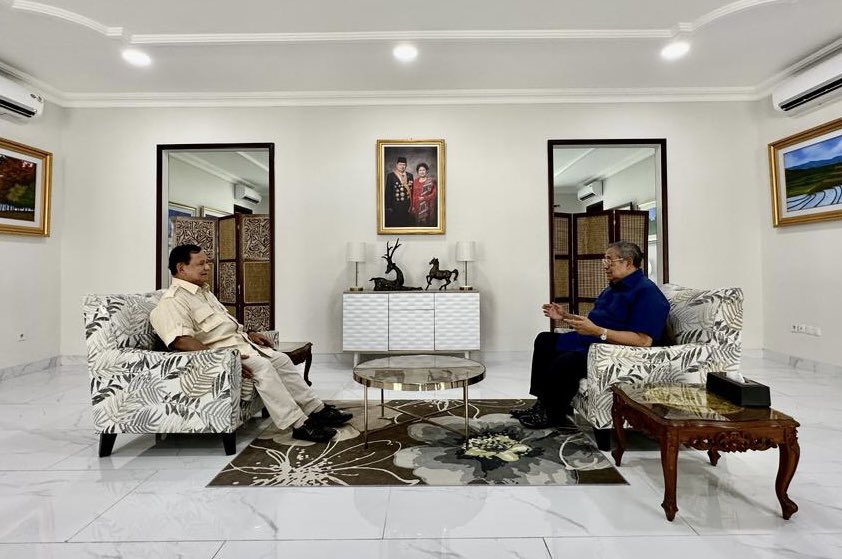 OssyDermawan's tweet photo. Silaturahmi 2 sahabat pada pagi hari ini di kota kelahiran Bapak SBY di Pacitan, Jawa Timur.

Terima kasih atas kunjungannya Pak Prabowo. https://t.co/dEWpB7IjPa