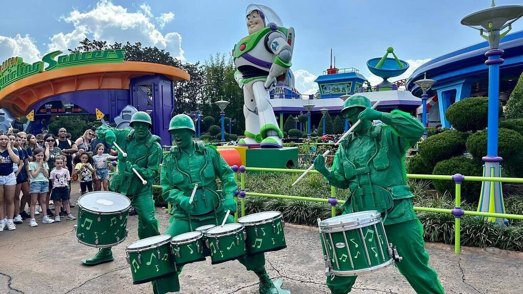 SamsDisneyDiary's tweet photo. That Friday Feeling 💚
.
.
.
#FridayFeeling #disney100yearsofwonder #toystory #hollywoodstudios #allthingsdisney #disneyinsta #waltdisneyworld #toystoryland https://t.co/NZmwDwYL4T https://t.co/qN0gD9tP4V