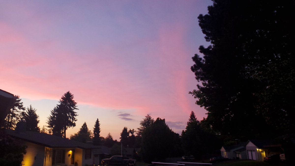 BeckyAwsum's tweet photo. Beautiful sunset in Tigard, Oregon https://t.co/L5hNhX7EfD