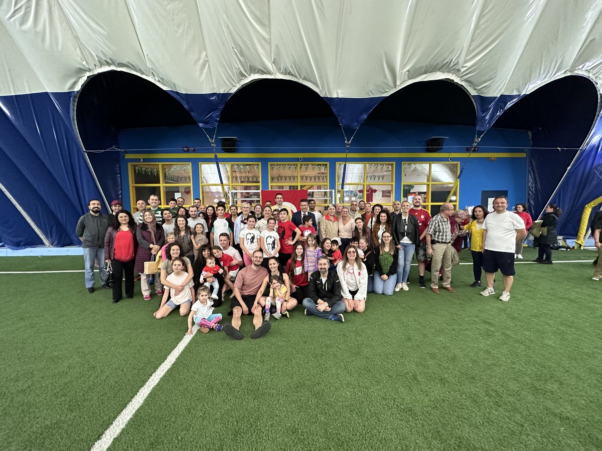 TurkishCanadien's tweet photo. 19 May Cumhuriyeti koruyacak gençlere armağan edilmiştir🇹🇷104. yılında gençlik ve spor bayramını çoşkuyla kutladık. Futbol oynayarak, şarkı söyleyerek  çok ama çok eğlendik. Sn. BE Esra Demir &amp; değerli eşine, Atatürk okulu öğrenci-velilerine, ⚽️  oynayanlara &amp; misafirlere  çok 🙏🏻 https://t.co/pEWQSG2nUf