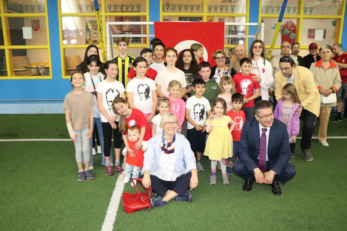 TurkishCanadien's tweet photo. 19 May Cumhuriyeti koruyacak gençlere armağan edilmiştir🇹🇷104. yılında gençlik ve spor bayramını çoşkuyla kutladık. Futbol oynayarak, şarkı söyleyerek  çok ama çok eğlendik. Sn. BE Esra Demir &amp; değerli eşine, Atatürk okulu öğrenci-velilerine, ⚽️  oynayanlara &amp; misafirlere  çok 🙏🏻 https://t.co/pEWQSG2nUf