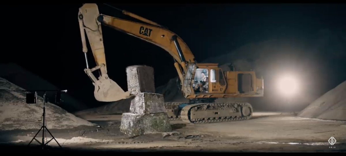 Excavator scene theory:
excavators are supposed to dig at hindi magpatong-patong ng mga bato. imbes na maghukay or to dig the truth yung mga chisomo't usyoso they would rather stack up lies.

KALAHATING MILYONG GINTO
@SB19Official #SB19
#GENTO_500KViews