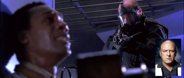 karlitos23's tweet photo. #Terminator2EnTvn sabia usted que el pelao del equipo Swat era el mismo Hank de Breaking bad? Y q Arnold lo ayudo con un pitutito ya q lo conocia desde el vengador del futuro https://t.co/9jhaJ7WsRK