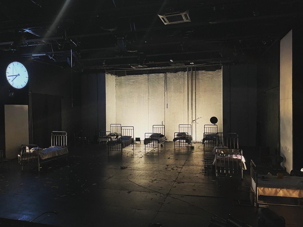 chen_yexing's tweet photo. 2023.05.19
“作风优良，能打胜仗”
我们的想象力只有在这种时候异常丰富。却想不到first they came…
莫须有就是我们的明天。

舞台上精神病院的戏码远比现实清醒。

#他有两把左轮手枪和黑白相间的眼睛 https://t.co/zS1w1P5kqL