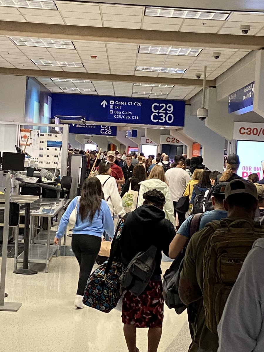 ElsaCornejoV's tweet photo. @AmericanAir the line extends all the way to gate C25. Hundreds of people waiting. https://t.co/JxxdDi0LZK