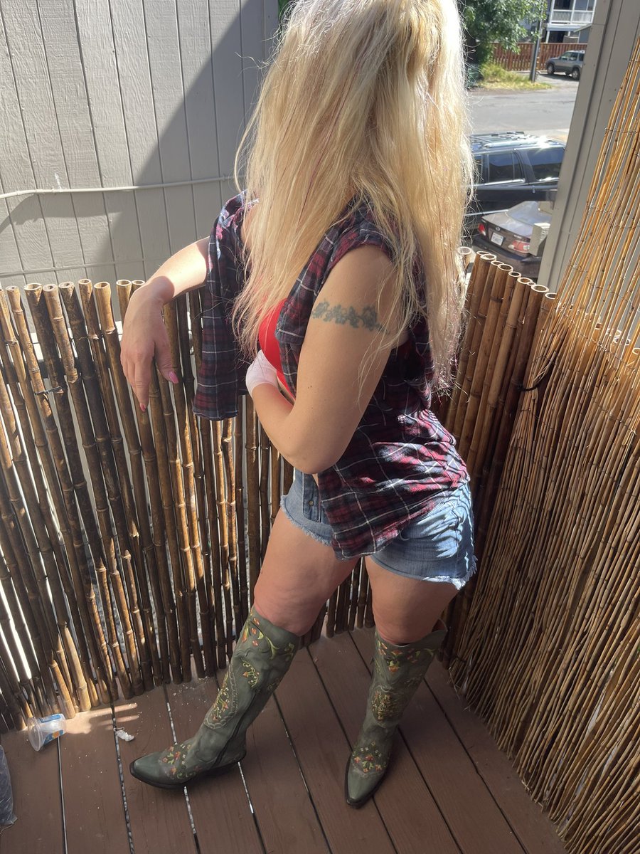 PrincessMeeka69's tweet photo. @onlyfangains #cowgirls #blonde #Barbie #bigbooty #SugarBabies https://t.co/2UHpHCDfSY