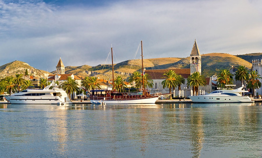 _darlingmaria's tweet photo. Split, Dubrovnik, Zagreb, and many more towns and villages are all worthy of your time in Croatia. But Trogir, gorgeous little Trogir, is unique among the Dalmatian towns and a UNESCO World Heritage site. What more do you need to know? #croatiafulloflife #trogircroatia https://t.co/an6yD0BCze