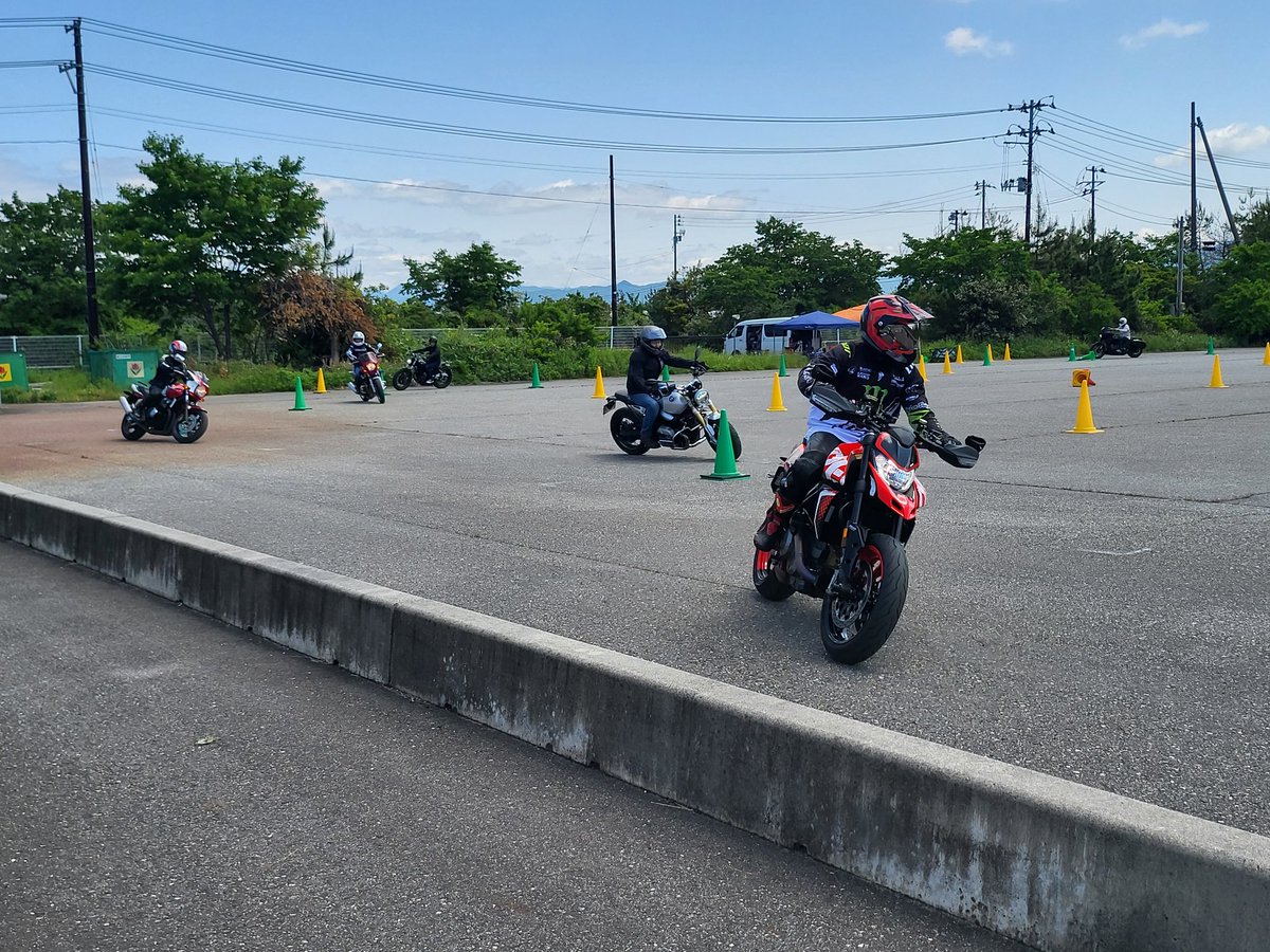 SPN_Circuit's tweet photo. 本日は快晴！
多目的広場ではグロリアスハート様によるライディングスクールが行われています！

#スピードパーク新潟
 #グロリアスハート https://t.co/ZbhvfIG1Ip