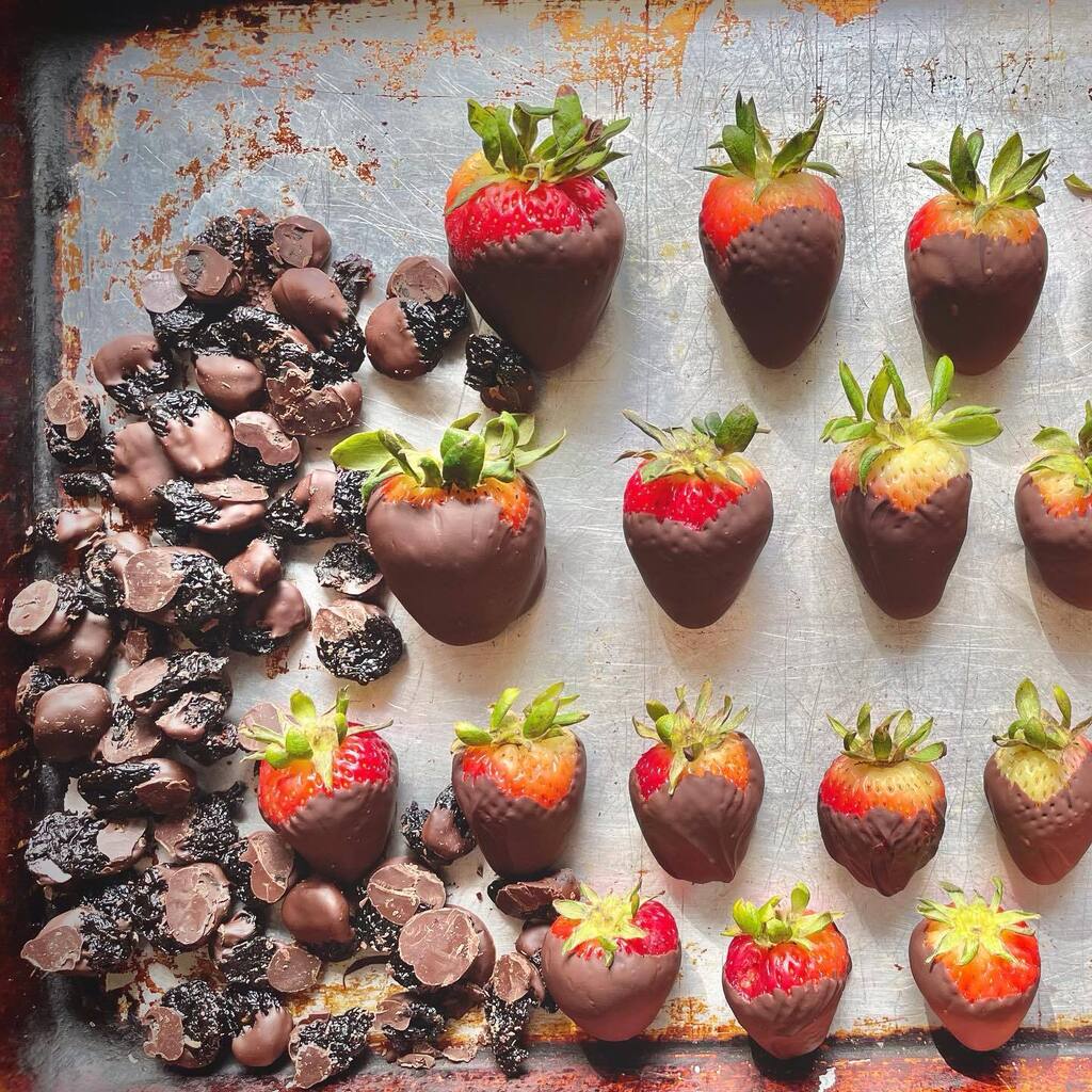 Dark chocolate covered berries #superfood #organic #cherries #strawberries #homechef #homemade #dippedfruit #snack #snacks #chocolatelover instagr.am/p/CscdrhQN8qm/