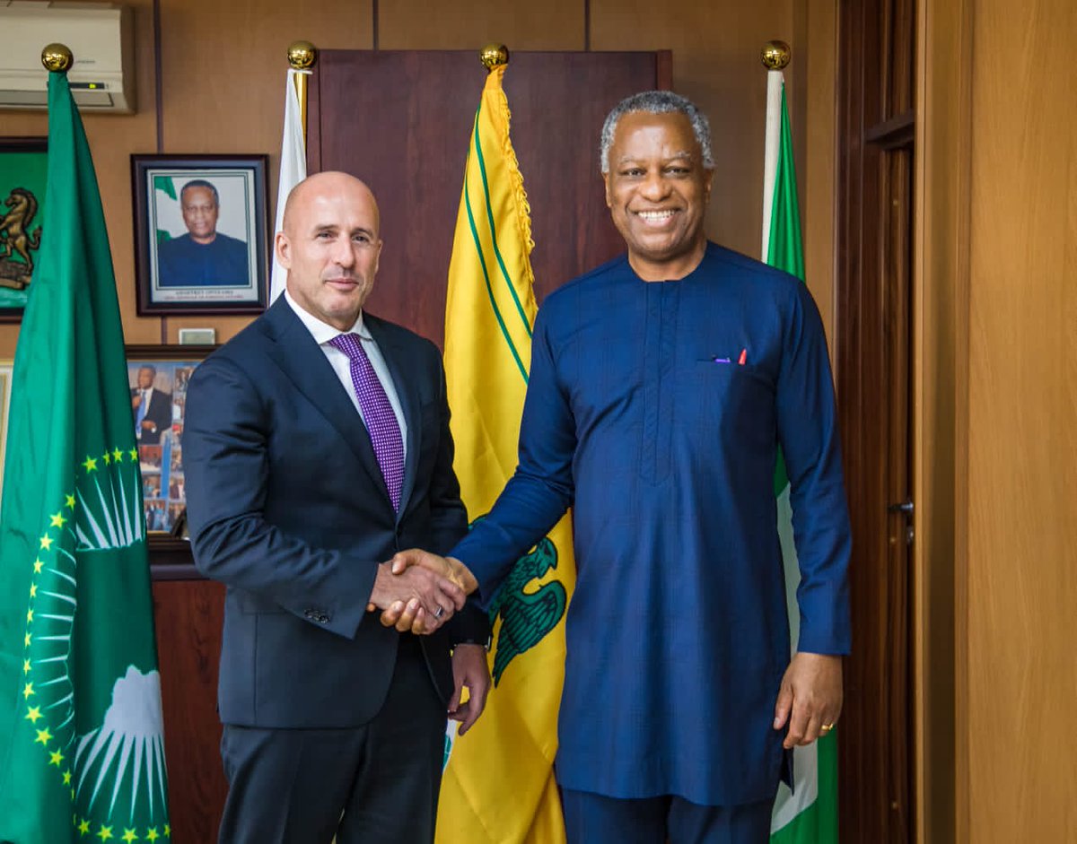 Geoffrey Onyeama (@geoffreyonyeama) on Twitter photo Received the very kind and thoughtful visit of H.E. James Christoff, High Commissioner of Canada to Nigeria, to express generous sentiments and warm farewell on my imminent departure from government. <a href="/CanHCNigeria/">Canada in Nigeria</a> <a href="/NGRPresident/">Presidency Nigeria</a> <a href="/NigeriaGov/">Government of Nigeria</a> Received the very kind and thoughtful visit of H.E. James Christoff, High Commissioner of Canada to Nigeria, to express generous sentiments and warm farewell on my imminent departure from government. <a href="/CanHCNigeria/">Canada in Nigeria</a> <a href="/NGRPresident/">Presidency Nigeria</a> <a href="/NigeriaGov/">Government of Nigeria</a>