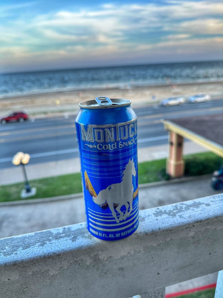 TheBigRdMachine's tweet photo. Bachelor party vibes 🤘🏼🤘🏼#coldsnacks #boysarebuzzin https://t.co/RXzFiRZdgA