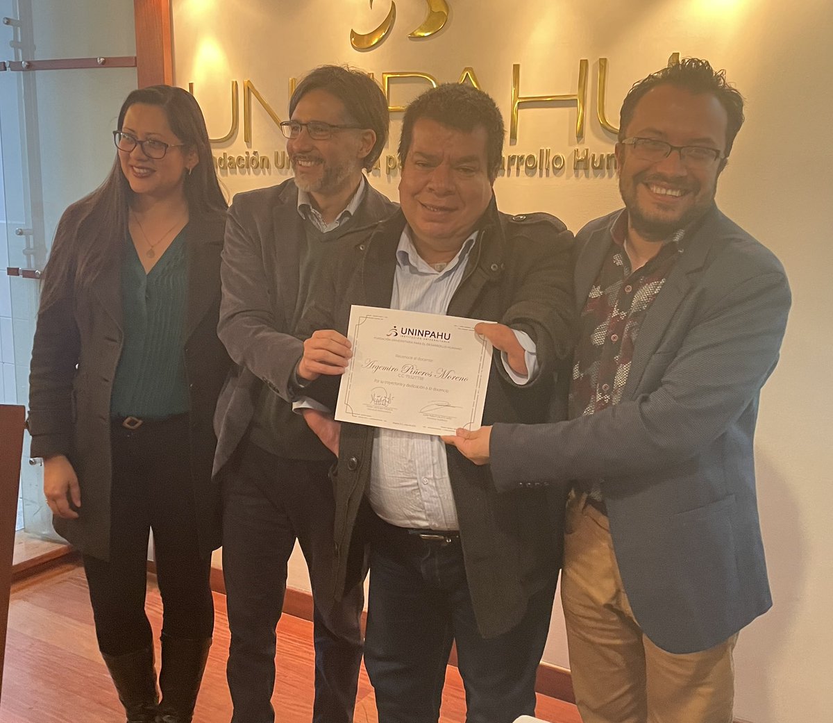 Gracias inmensas a mi alma mater de toda la vida <a href="/UNINPAHU/">UNINPAHU</a> por el reconocimiento a mi labor docente en la universidad, 27 años teniendo la oportunidad de formar grandes profesionales a quienes recuerdo y agradezco por dejarme aportar algo en sus vidas.