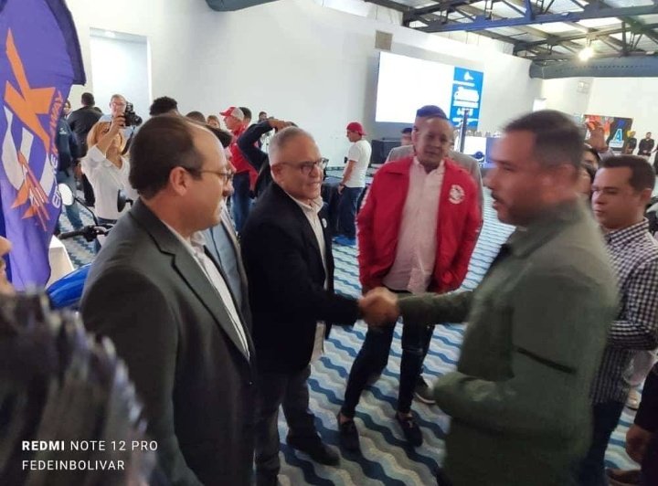 FedeindustriaBO's tweet photo. Productivo encuentro el evento de Exportadores e Importadores realizado en Lechería , Anzoategui organizado por @anzoateguigob @luismarcanos Excelente el confluir los sectores públicos y privados donde @FedeinAnz organizo al  empresariado . Alianzas . Encuentros 

@fedeindustria https://t.co/cjhr16FsNu