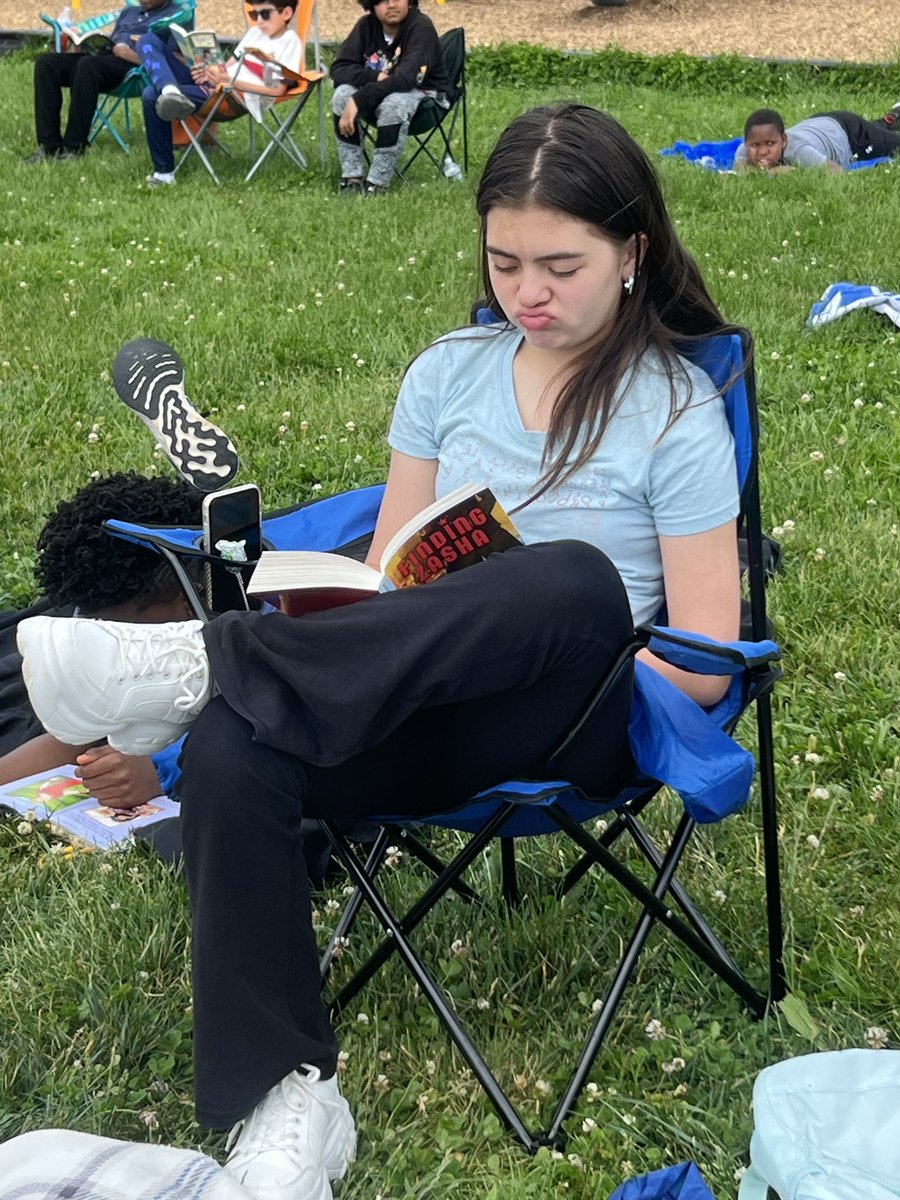 CHES_TAG's tweet image. When you know a student is really reading a book… The facial expressions!! 😂 

…wait a minute…What?
…I don’t like that AT ALL!!!
…Oh no! Watch out!!!

#theCHESway #technologyfree #ches20daystilsummer #CHESROCKS #chesBookNook @capitolheightse