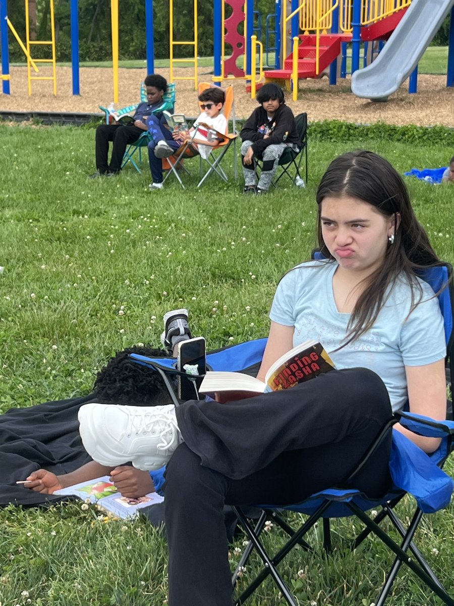 CHES_TAG's tweet image. When you know a student is really reading a book… The facial expressions!! 😂 

…wait a minute…What?
…I don’t like that AT ALL!!!
…Oh no! Watch out!!!

#theCHESway #technologyfree #ches20daystilsummer #CHESROCKS #chesBookNook @capitolheightse