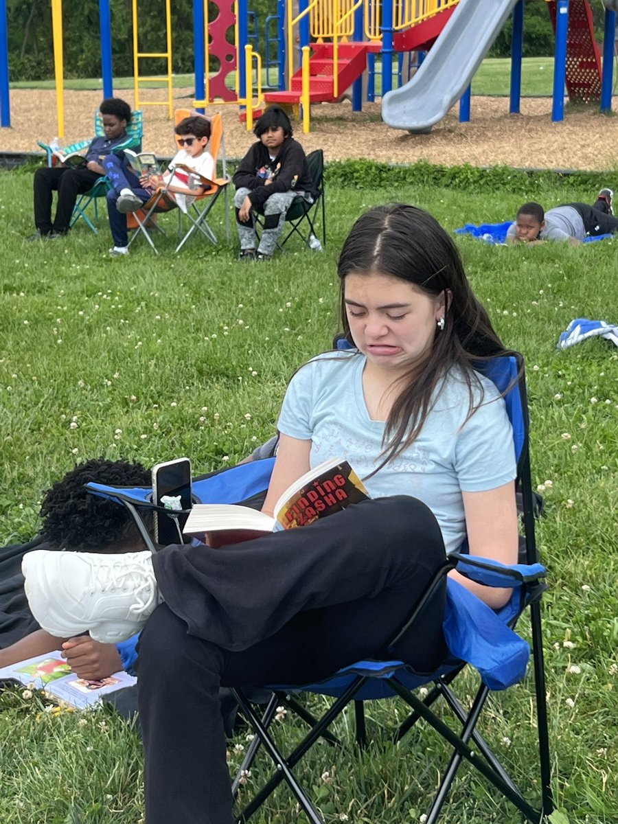 CHES_TAG's tweet image. When you know a student is really reading a book… The facial expressions!! 😂 

…wait a minute…What?
…I don’t like that AT ALL!!!
…Oh no! Watch out!!!

#theCHESway #technologyfree #ches20daystilsummer #CHESROCKS #chesBookNook @capitolheightse