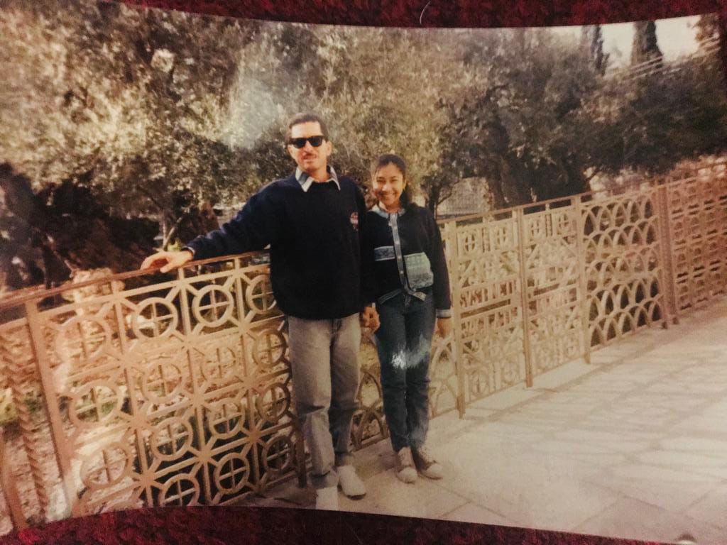 LizGRomero22's tweet photo. En el Día de Jerusalén, un grato recuerdo de cuando viví en Israel, en el Huerto de Olivos, junto a mi padre, confieso ambos guardamos una hojita :) #tocavolver https://t.co/a79KFEDSjK