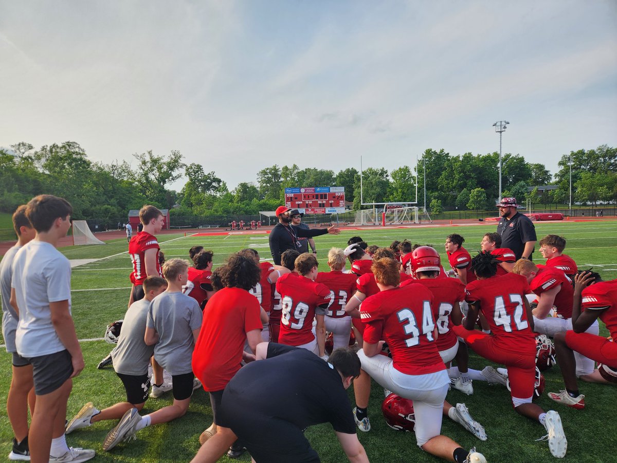 DixieHeightsFB's tweet photo. What a great way to end spring ball! Thank you to all those who came out to support these incredible young men! Thank you, team 86, for representing Dixie football with such class! Thank you to @CoachPBurke and his staff. Thank you to every college coach who attended this spring! https://t.co/U6QYpP96C0