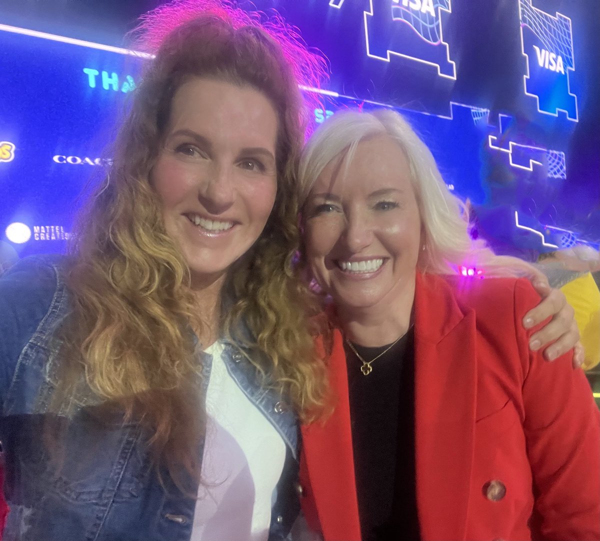 EdibleEstates's tweet photo. First time @veecon event for me and day one has been amazing! I came in thru the slide! and met some great people and inspired me to start using twitter again!  Great talks from many inc @ceverson  and @mhiggins  @justbobbibrown and thanks to @garyvee  @veefriends @Zimmy_eth https://t.co/j57J9t5J5u