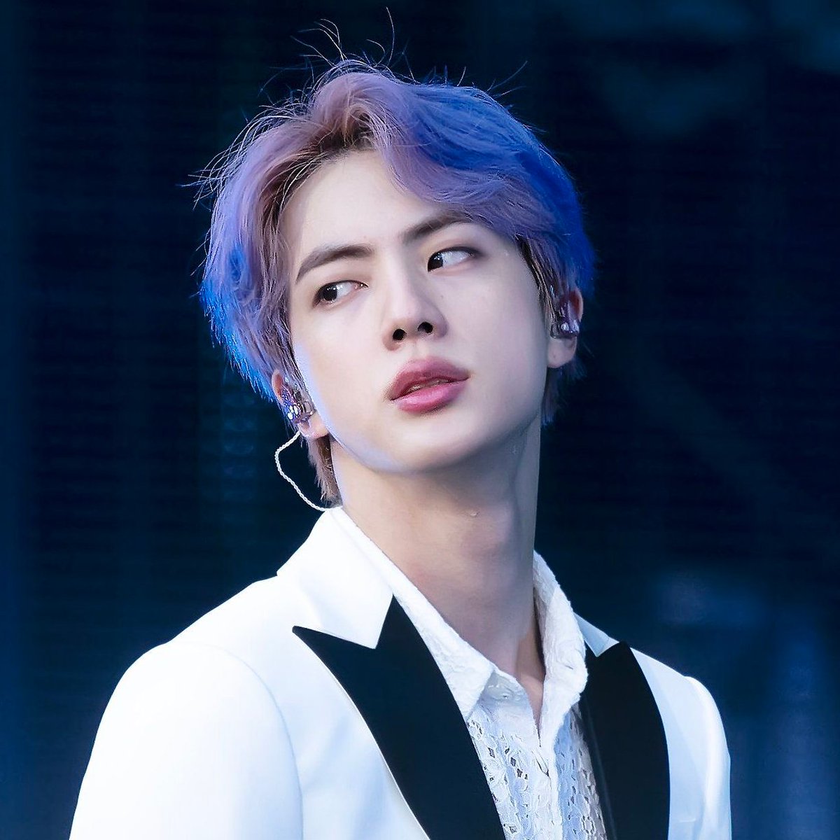 poptime's tweet photo. 🚨 GENTE? Enfermeira do exército está sendo investigada por vacinar SeokJin, do BTS, sem autorização. https://t.co/6Kk5SLCgnW