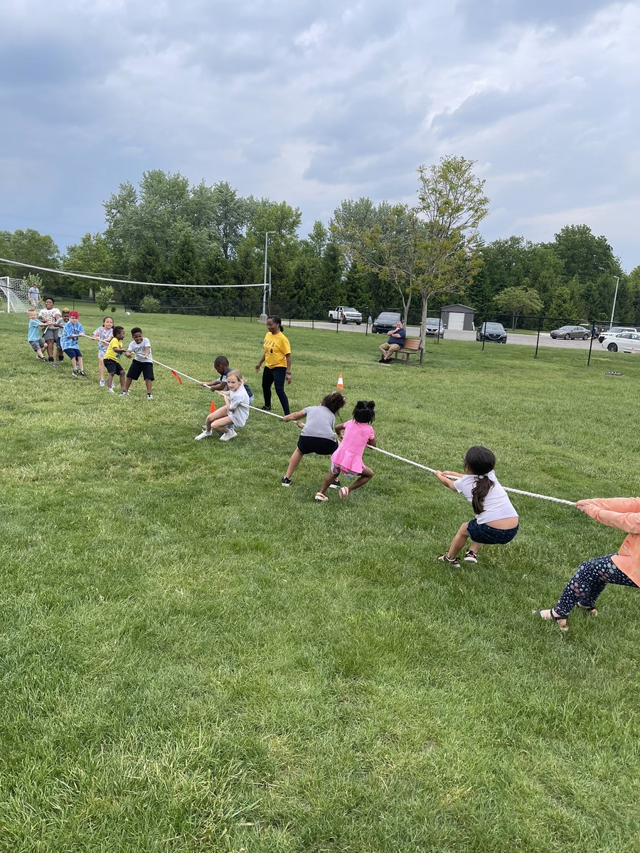 MaryCastleElem's tweet photo. EOY Picnic was a perfect time to come together and celebrate a wonderful school year! The Globetrotter Community is tough to beat‼️ 💙🌏💚 Thank you to BSFA for hosting and all of the community vendors for attending tonight. #resetMEC #ittakesavillage #schoolcommunity https://t.co/UX0wDA8sgm