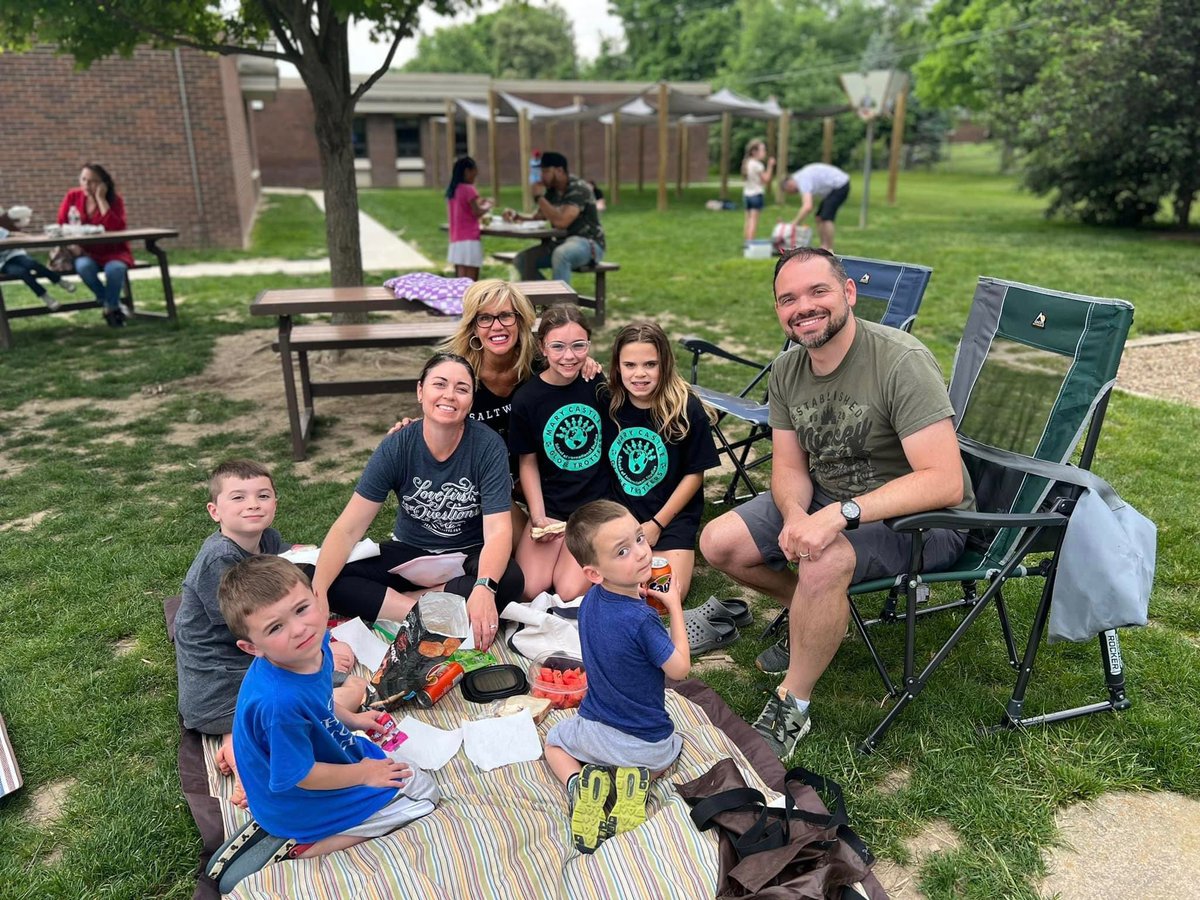 MaryCastleElem's tweet photo. EOY Picnic was a perfect time to come together and celebrate a wonderful school year! The Globetrotter Community is tough to beat‼️ 💙🌏💚 Thank you to BSFA for hosting and all of the community vendors for attending tonight. #resetMEC #ittakesavillage #schoolcommunity https://t.co/UX0wDA8sgm