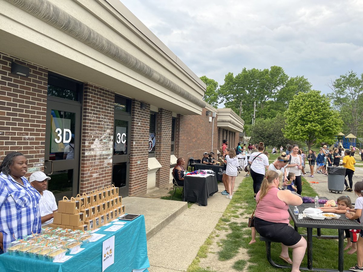 MaryCastleElem's tweet photo. EOY Picnic was a perfect time to come together and celebrate a wonderful school year! The Globetrotter Community is tough to beat‼️ 💙🌏💚 Thank you to BSFA for hosting and all of the community vendors for attending tonight. #resetMEC #ittakesavillage #schoolcommunity https://t.co/UX0wDA8sgm
