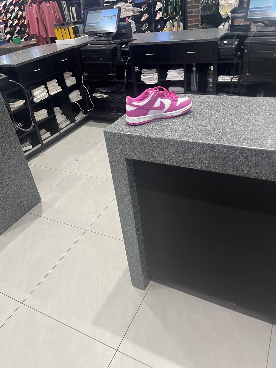 StateAio's tweet photo. COOKING GS DUNKS ALL DAY LONG.

Don’t miss out on the FLX drops near you… https://t.co/RfNzkgE4Zj