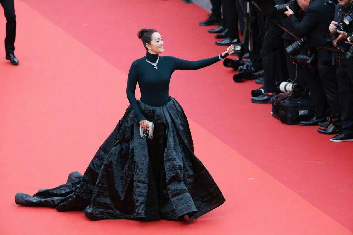 GongLiTHFans's tweet photo. Day1 #Cannes2023 การกลับมาคานส์ในรอบหลายปีของแม่หลังโควิด เปิดพรมแดงคานส์สาวลอรีอัล โดยชุดจากแบรนด์ Alaïa Fall 2023  ใน Weibo เป็นที่พูดถึงกันมากว่าชุดของแม่ว่ากระโปรงมันกองๆไปหน่อย แต่บก. W China บอกว่าเห็นแฟนๆไม่ค่อยชอบ แต่ซุปตาร์หลายคนรอต่อคิวชุดนี้อยู่เพียบ https://t.co/3c0lRWzOG9