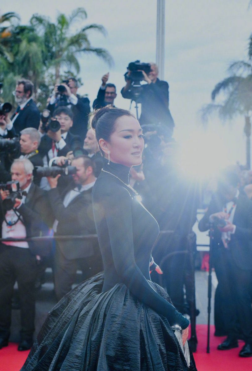 GongLiTHFans's tweet photo. Day1 #Cannes2023 การกลับมาคานส์ในรอบหลายปีของแม่หลังโควิด เปิดพรมแดงคานส์สาวลอรีอัล โดยชุดจากแบรนด์ Alaïa Fall 2023  ใน Weibo เป็นที่พูดถึงกันมากว่าชุดของแม่ว่ากระโปรงมันกองๆไปหน่อย แต่บก. W China บอกว่าเห็นแฟนๆไม่ค่อยชอบ แต่ซุปตาร์หลายคนรอต่อคิวชุดนี้อยู่เพียบ https://t.co/3c0lRWzOG9