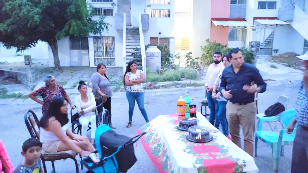manuelmgarrigos's tweet photo. Ayer, al atardecer, estuvimos en los fraccionamientos Onix de #Xochitepec platicando sobre las fundaciones #BajoLosVolcanes y #MMG.
¡Vamos por bien camino en favor de los morelenses!
#R227 #MGarrigós https://t.co/gTBKv2j7TB