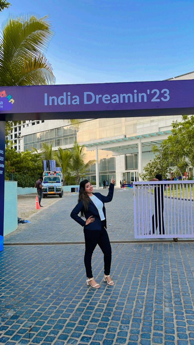 Good Morning #Ahemdabad Finally at #indiadreamin23 . 

My obseession couldn't stop me that I am the first person reached at the Venue 🤭