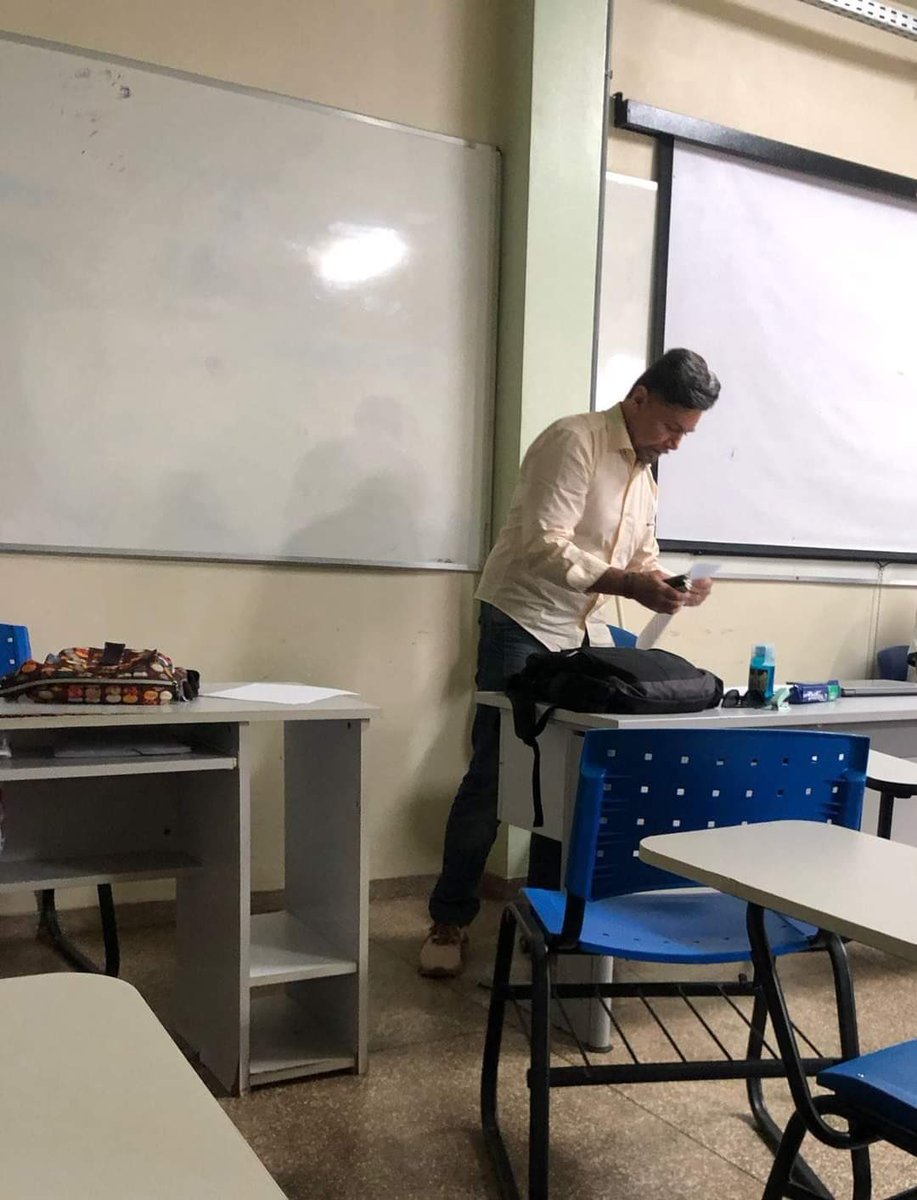 choquei's tweet image. 🚨ATENÇÃO: Professor de enfermagem da Unifap (Universidade Federal do Amapá) é flagrado levando garrafa de água com adesivo nazista para dentro de sala de aula.

Alunos pedem que a Universidade abra uma sindicância no MPF para apurar o caso.