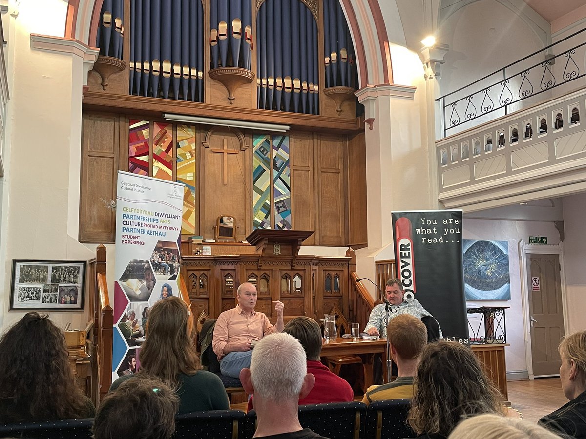 Sioned_W's tweet photo. A great start to the #Swansea #indymarch weekend listening to @mikeparkerwales and @JonGower1 discuss their new books The Turning Tide and All the Wide Border in a wonderful @Culture_SwanUni event in the Mumbles. #AUOBSwansea https://t.co/gDDRtXcXBY