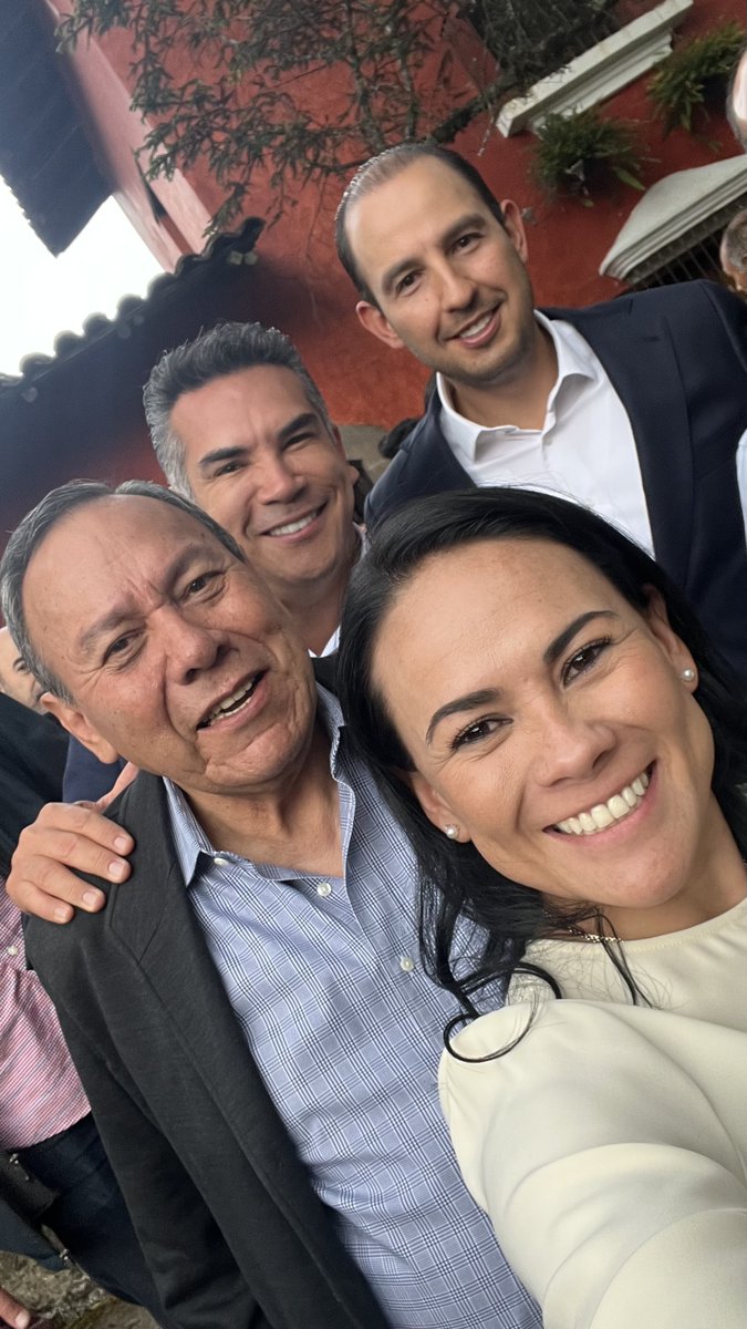 AlejandraDMV's tweet photo. ¡Ya los alcanzamos y les vamos a ganar!
Sigamos caminando hombro a hombro con miles de valientes que quieren hacer la diferencia para las familias mexiquenses. El 4 de junio vota por la capacidad y las mejores propuestas. #AleGobernadora #VotALE #ComparayElige https://t.co/gi6jCP40WF