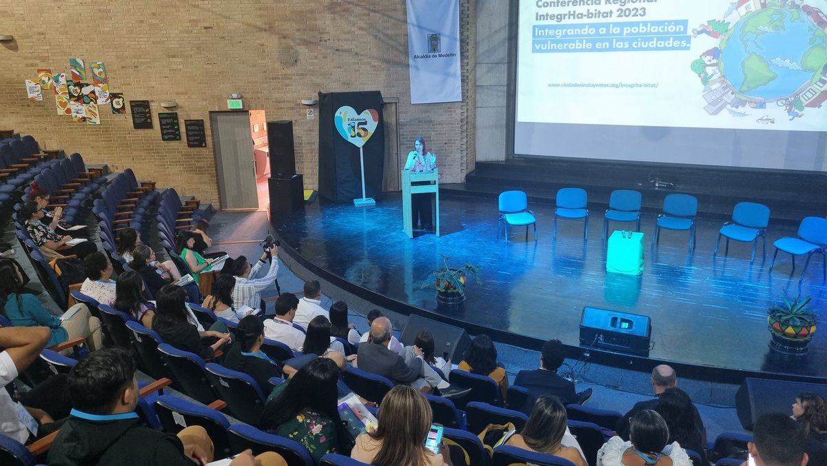 ChitiRoi's tweet photo. Celebro el éxito de la Conferencia Regional IntegrHa-bitat 2023. Los miembros de la red intercambiaron experiencias, propusieron nuevos enfoques e hicieron relacionamiento. IntegrHa-bitat es fundamental para gestionar la inclusión de la población vulnerable en las ciudades. https://t.co/GEW2qsmIaR
