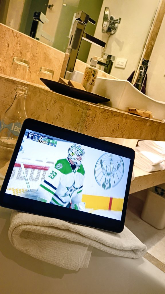 Friday super combo: Dallas Hockey 🏒🤠 at the western conference finals 🤘🏻 + bathtub 🛁 + iced tea  🧋+  Oettinger in beast mode 🥅 
 #TexasHockey    #WesternConferenceFinals #StanleyCupPlayoffs #vegasborn